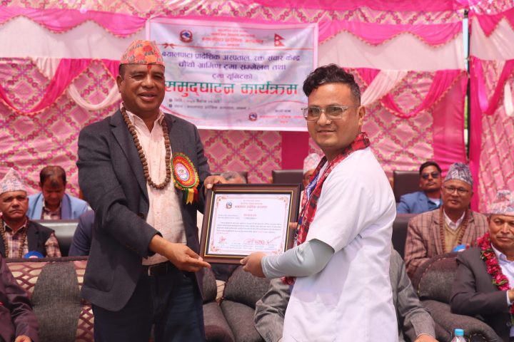 आमाको वियोगपछि सुरु भएको रक्तदान यात्रा: ६५ पटक पुर्याएका बोहरा सम्मानित